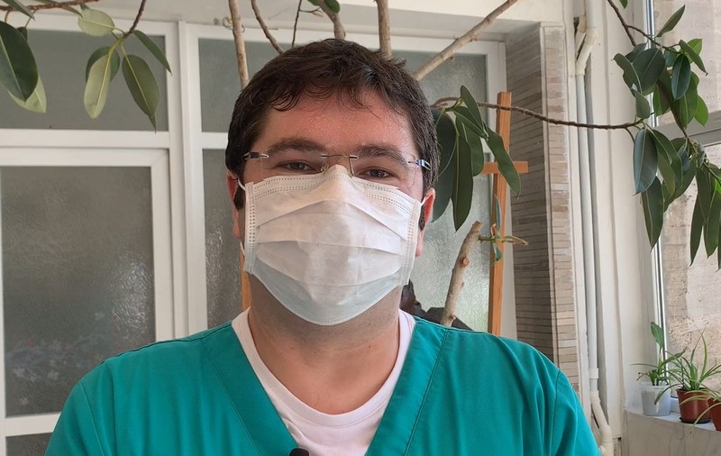 Medicul care a operat de apendicită o fetiță de 7 ani cu COVID-19. „Aș minți dacă aș spune că nu m-am temut”. Care a fost cel mai dificil lucru în timpul intervenției