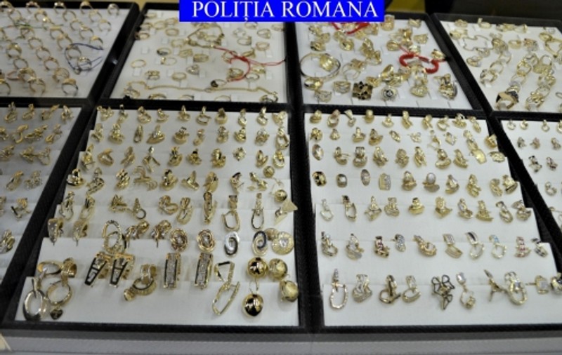 Poliţiştii gălăţeni au confiscat 28 de kilograme de aur şi sute de pietre preţioase, în valoare de peste 6.000.000 de lei