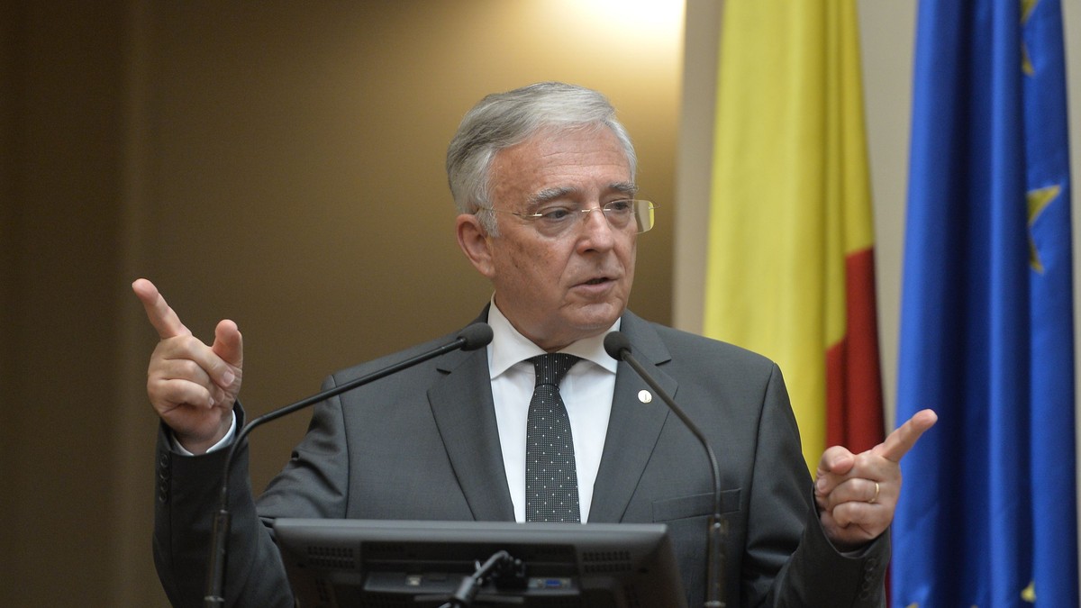 Isărescu: Nu suntem nici în prăpastie, nici pe marginea ei, dar cea mai mare parte a creșterii este pe consum. Isărescu gesticulând la un pupitru, în timpul unui discurs