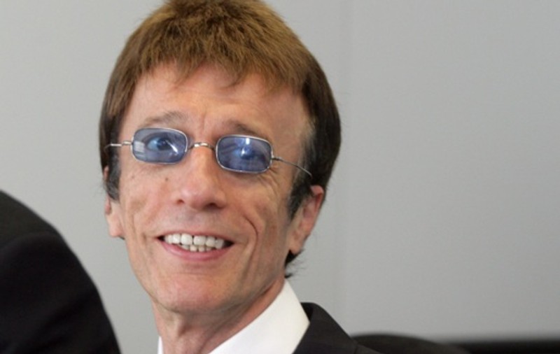 Credea că a scăpat de cancer definitiv, dar realitatea a fost neîndurătoare! Solistul trupei Bee Gees, din nou pe masa de operaţie