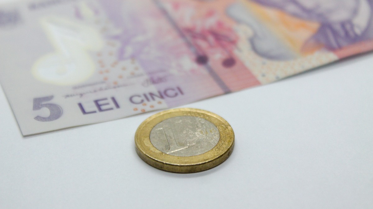 O bancnotă de 5 lei și o monedă de un euro.
