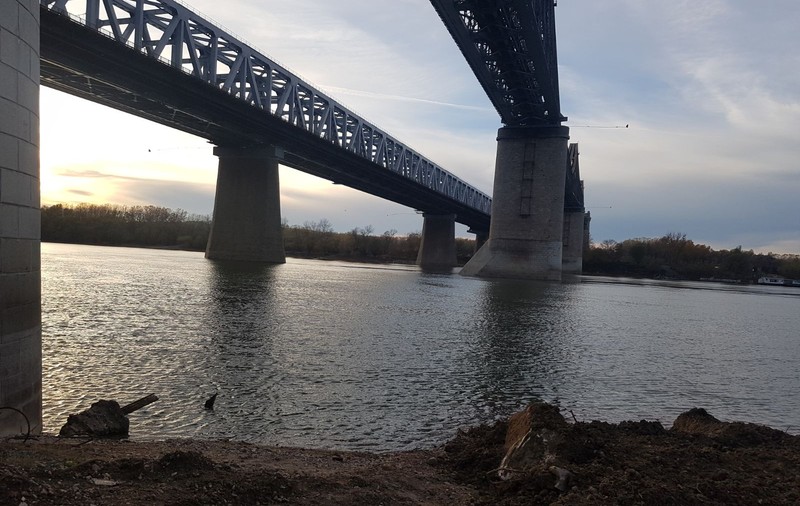 O femeie a sărit de pe podul de la Cernavodă, după ce soțul ei ar fi aflat că ar avea amant. Tânăra din București, salvată de un marinar