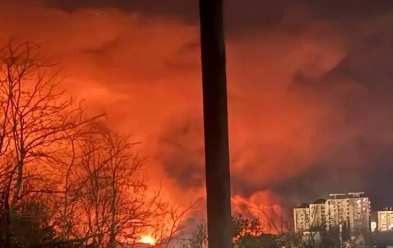 Ucraina a lovit puternic Rusia, rafinăria din Iaroslavl este în flăcări, 3 nave și avioane Mig-31, avariate în Crimeea