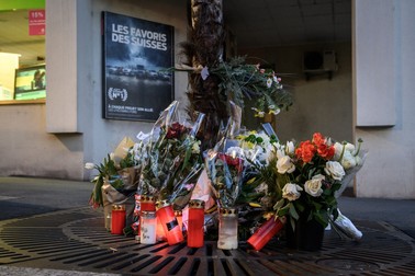La intrarea în bloc au fost așezate candele și flori | Foto: Profimedia