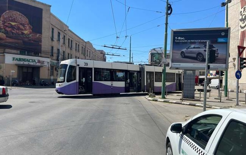 Un tramvai din Timișoara a ajuns pe trotuar după ce a deraiat de pe șine