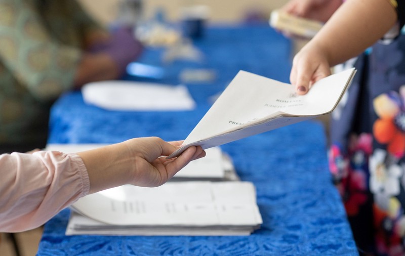 MAE a început distribuirea buletinelor de vot în străinătate, pentru primul tur al alegerilor prezidenţiale şi parlamentare
