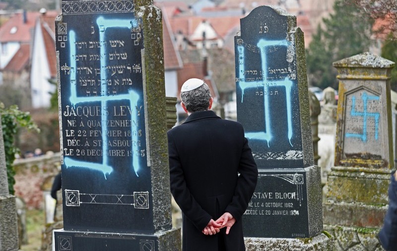 Cimitir evreiesc profanat în Franța. Peste 100 de morminte au fost mâzgălite cu svastici