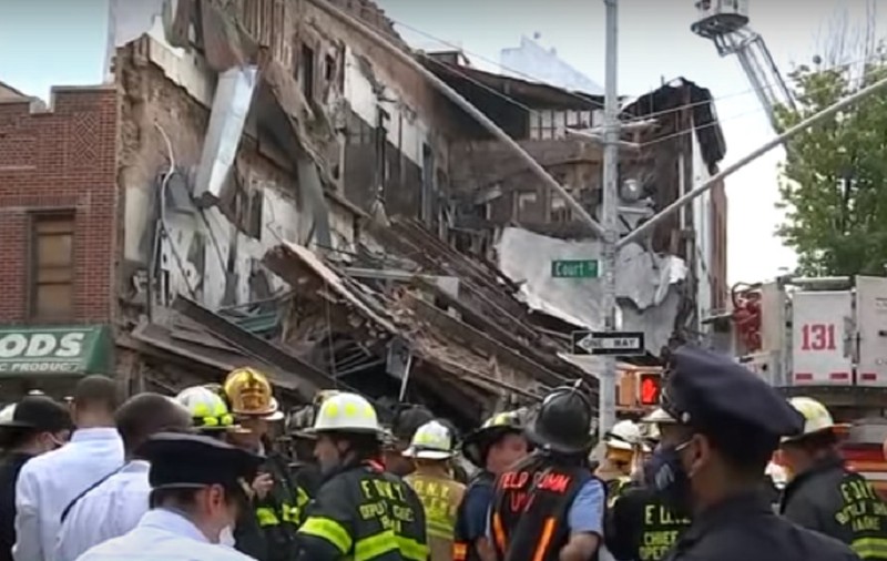 VIDEO | O clădire de trei etaje s-a prăbuşit în New York, într-o zonă rezidențială