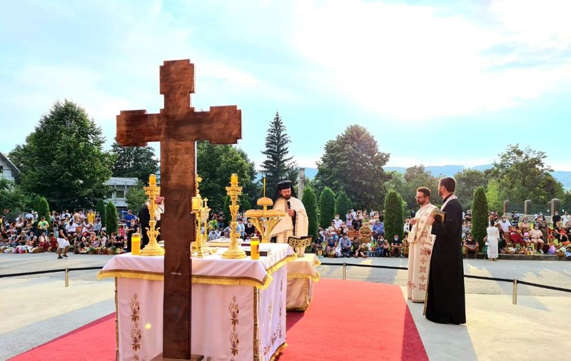 Mânăstirea Curtea de Argeș, luată cu asalt de credincioși. Doar 1.000 au intrat, iar moaștele Sfintei Filofteia n-au fost scoase în procesiune