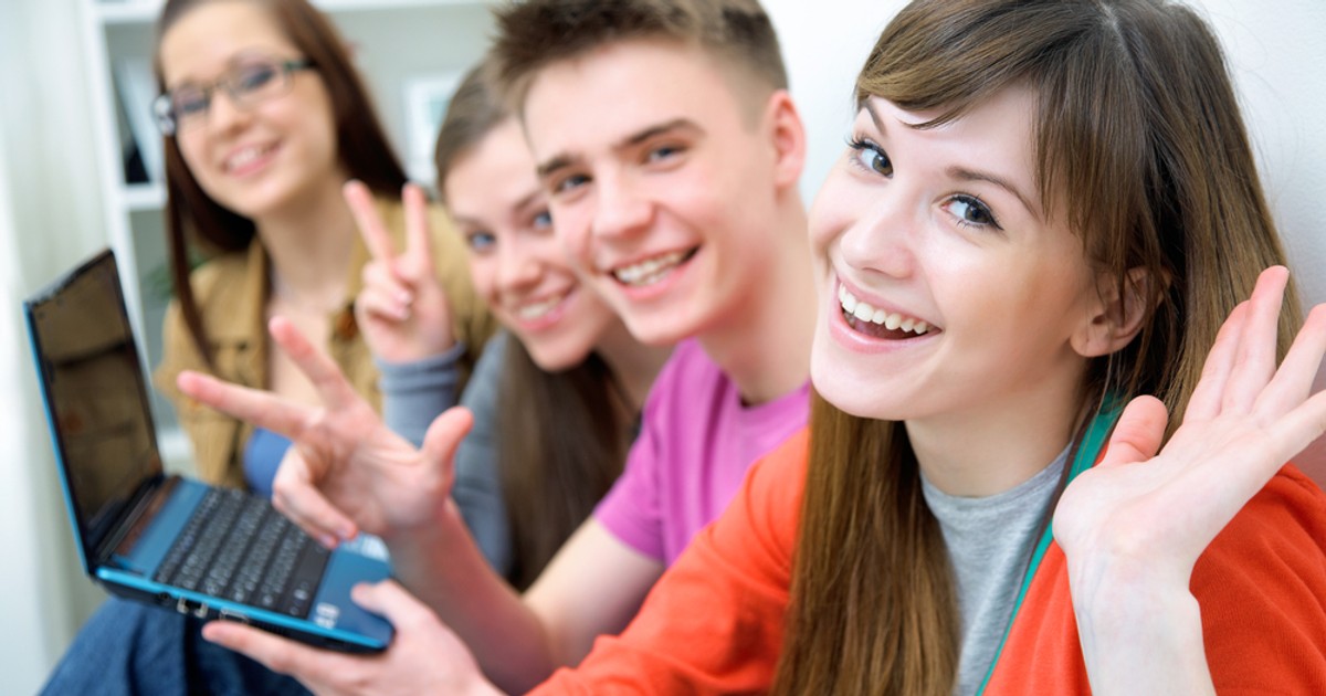 Rezultate Evaluare Națională 2024 - Imagine cu patru elevi care zâmbesc şi fac gesturi de bucurie