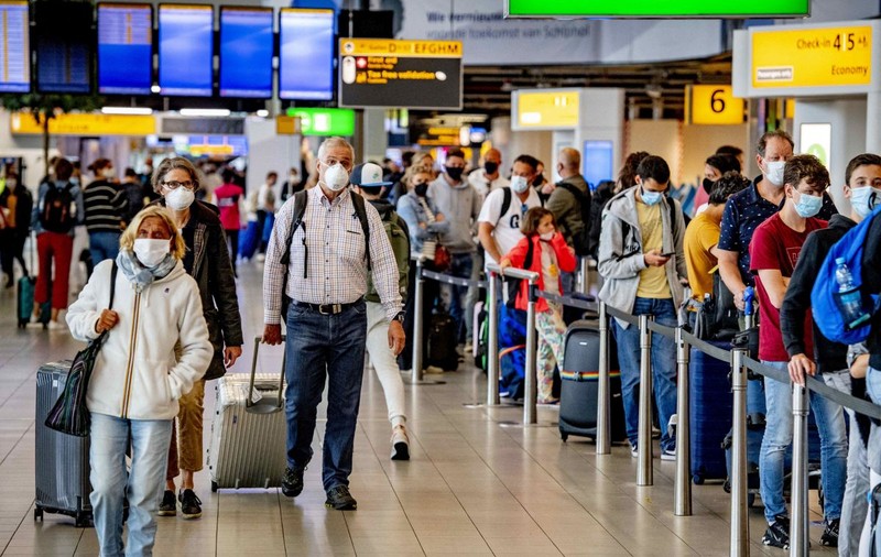 Pasagerii unei curse București-Madrid, blocați pentru a doua zi la Otopeni. Aeroportul spaniol rămâne închis din cauza furtunii de zăpadă