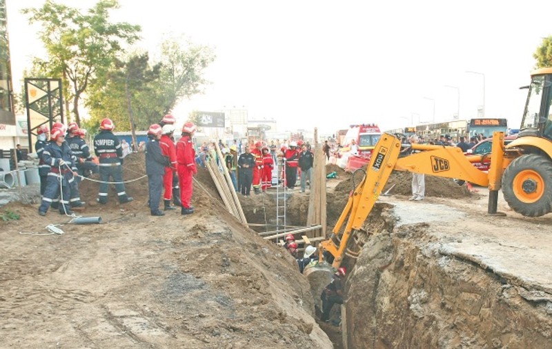 Patru muncitori care lucrau la pasajul Băneasa au fost îngropaţi de vii