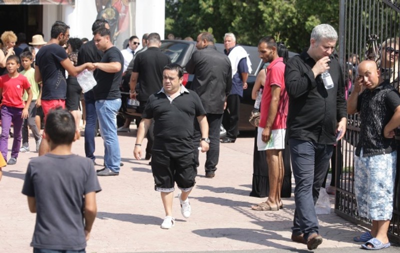 Adrian Minune şi-A CONDUS NAŞUL LA GROAPĂ ÎN PANTALONI SCURŢI | FOTO