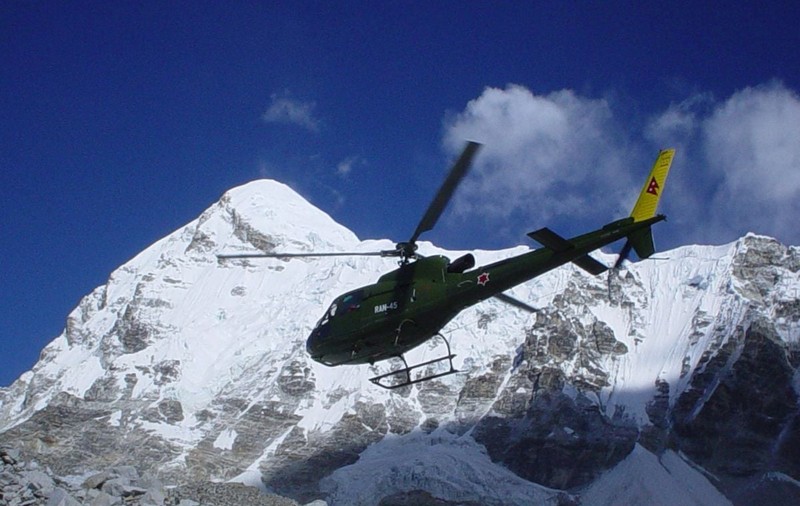 Turiști care încercau să urce pe muntele Everest erau otrăviți de ghizi și apoi convinși să plătească pentru a fi salvați cu elicopterul: rețea de 20 de milioane de dolari