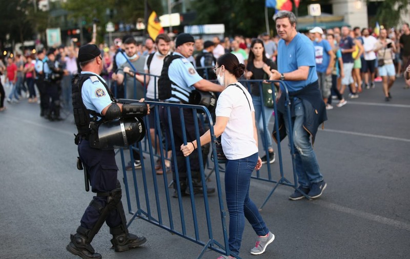 VIDEO/ Discuție între un jandarm și protestatari despre intervenția violentă de vineri seară