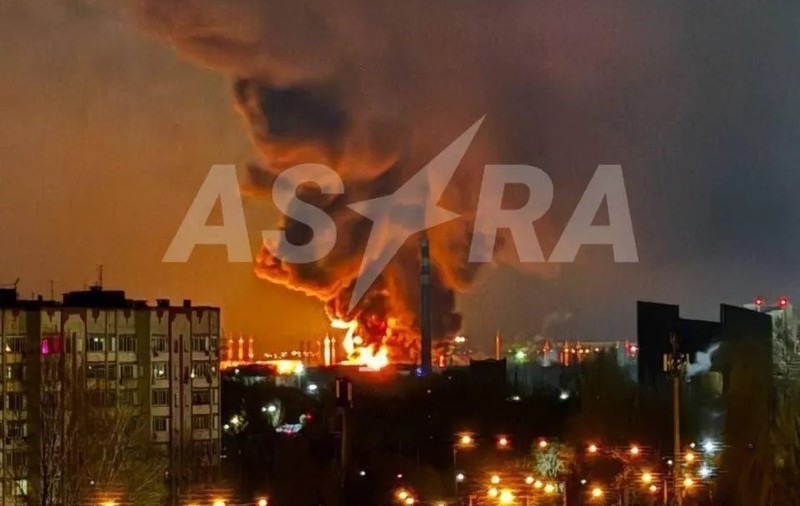 Ucraina a lansat un atac masiv cu drone în Rusia. Depozitul de petrol din regiunea Saratov, cuprins de flăcări