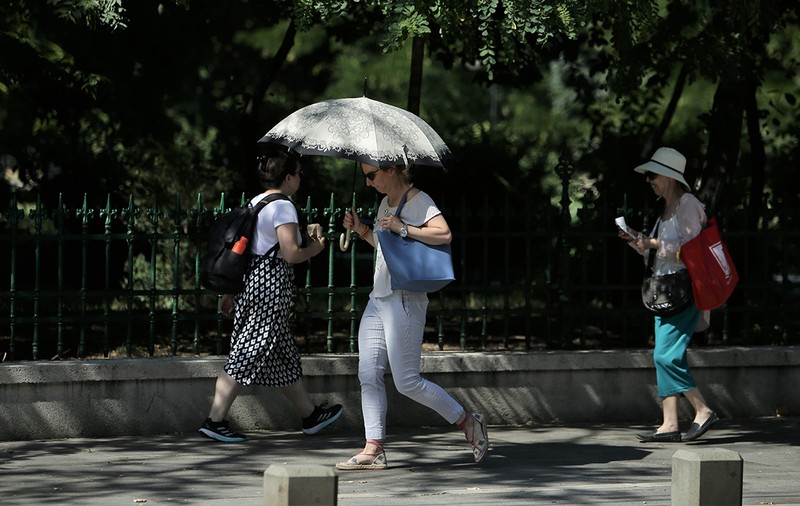 Noi avertizări meteo. Cod portocaliu de vijelii, în timp ce continuă și canicula. HARTA zonelor vizate