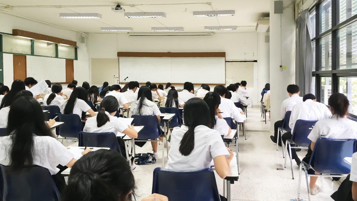 Elevi într-o clasă în timpul unui examen