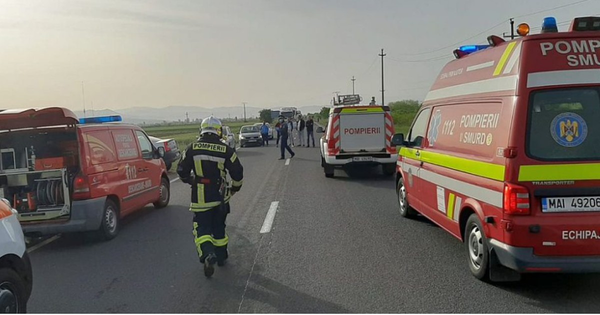 Un pompier se grăbește să ajungă la locul unui accident, în timp ce mașini se salvare și de pompieri sunt oprite pe carosabil, în Bihor