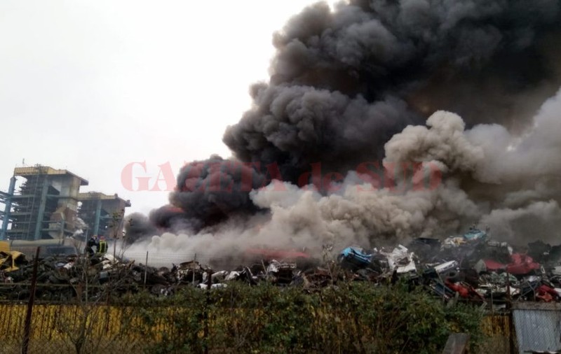 Incendiu puternic la un centru de dezmembări auto din Craiova. Nu sunt victime