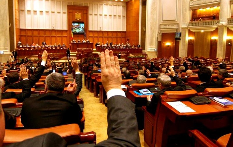 CV de deputat. Aleșii se laudă că știu să folosească o imprimantă. PSD-iștii, școliți la institute de casă