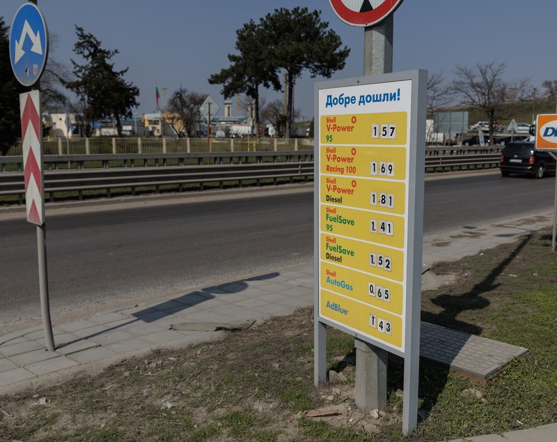 Asaltul românilor asupra benzinăriilor din Bulgaria. „O să fim din ce în ce mai mulţi pe aici, dacă mai cresc puţin preţurile”