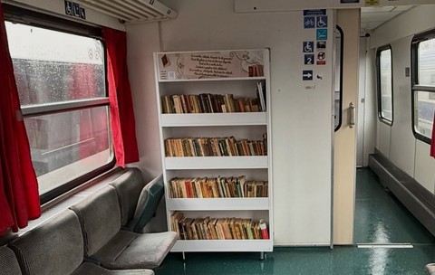 „Biblioteca pe șine” din trenul București – Galați: cum a transformat Georgiana naveta cu CFR-ul într-o experiență culturală