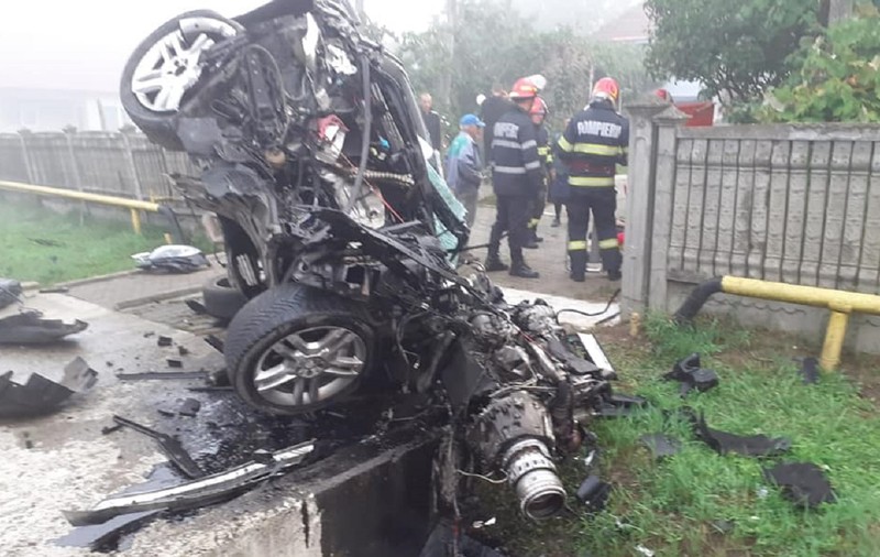 Șofer de 20 de ani scos în viață din mașina pe care a făcut-o praf la Câțcău, lângă Dej