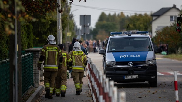 Polițiști și salvatori mobilizați la locul atacului de la școala primară Ioan Paul al II-lea din Leszczydol-Nowiny Sursa foto: Profimedia
