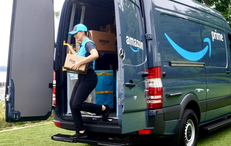 „Ești tu împotriva unei mașinării”. Povestea curierilor de la Amazon concediați de roboți