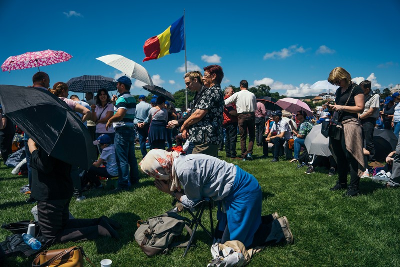 Pelerini la întâlnirea dintre enoriași catolici și Sanctitatea Sa Papa Francisc pe Câmpia Libertății din Blaj.