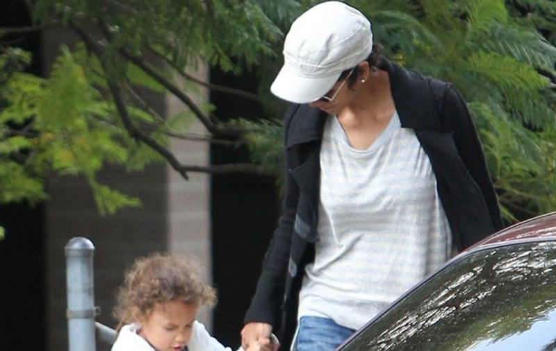 Violentă sau jucăușă? Uite cum își aruncă Halle Berry fetița în mașină! FOTO
