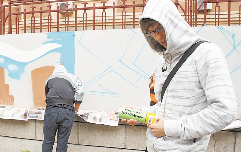 Graffiti pe gardul Poliţiei Capitalei