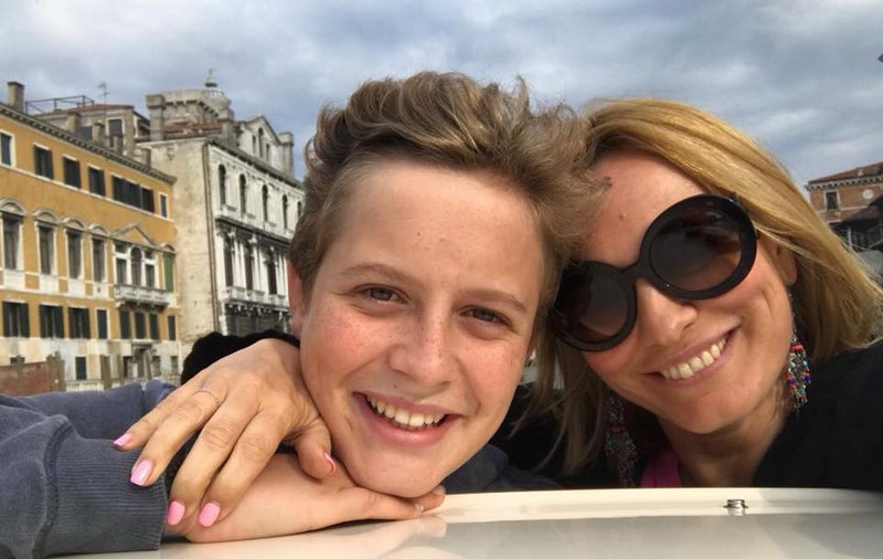 Aris Melkior a împlinit 20 de ani. Ce mesaj a primit de la Andreea Esca, mama lui: „Ce băiat mișto”. Și sora Alexia i-a făcut urări