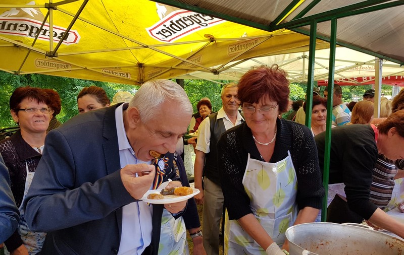 Petre Daea a înfulecat sarmale direct din oală, la ziua unei comune din Vaslui: "Imi era foame cu adevărat. Nu am mâncat de ieri"