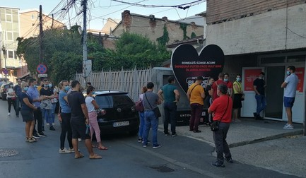 Coadă în fața Centrului de Donare din București, într-o dimineață, la ora 7.45 | Foto: Facebook.com / Horia Diacon