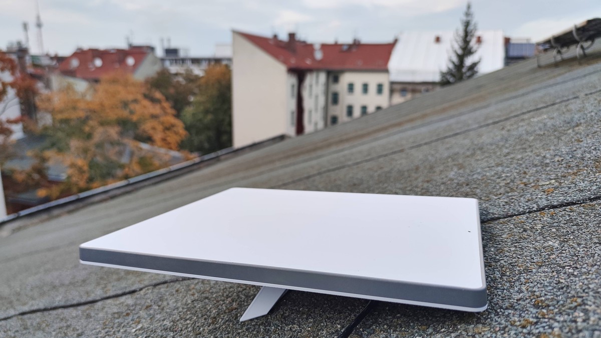 Echipament Stalink Mini Alb, pe un acoperiș de bloc din Berlin, Germania.