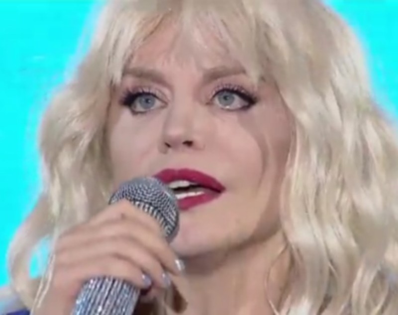 Loredana, în genunchi pe scenă. A cântat cu lacrimi în ochi | FOTO&VIDEO
