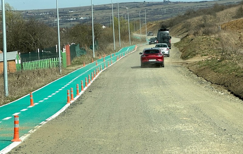 Pistă de biciclete pe marginea unui drum de pământ, la Șelimbăr: „Vom mai pietrui acel drum, nu cred că e o așa mare problemă”