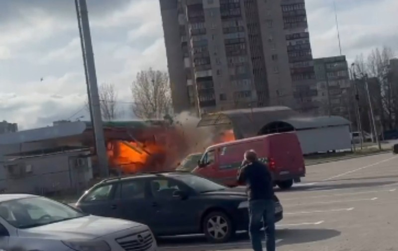 Momentul în care o dronă rusească lovește în plin o benzinărie din Sumî, rănind patru oameni | VIDEO