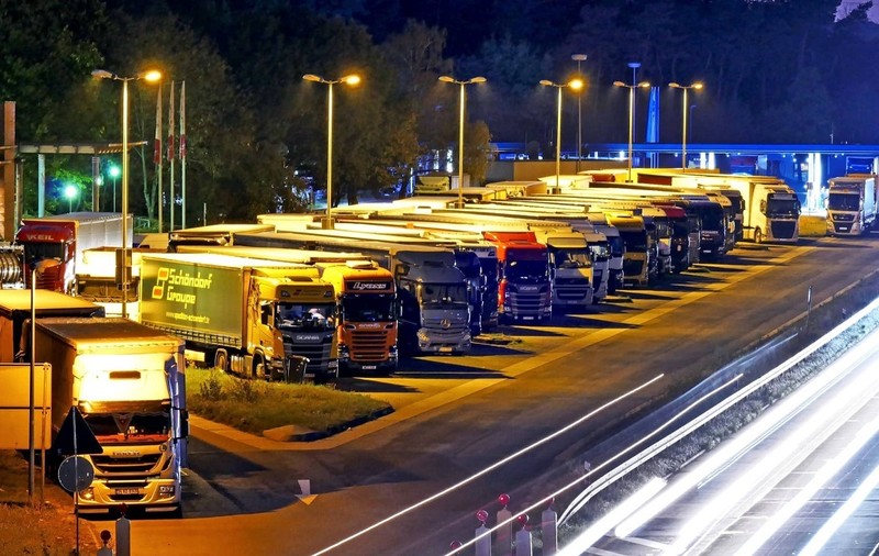 Șofer român de TIR beat, înarmat cu un pistol și cu o pușcă și cu droguri în cabină, în Germania