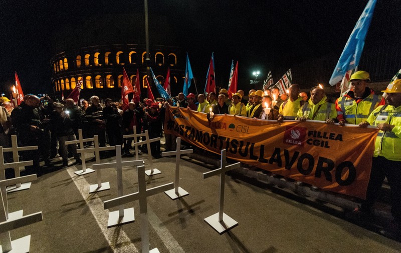 Moartea lui Octavian Stroici i-a scos pe muncitorii italieni în stradă. Marș cu torțe în memoria sa: „Tata a luptat ca un leu, acum vrem dreptate”