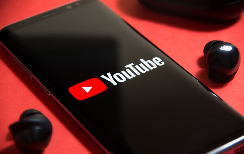 YouTube va permite semnalizarea conținutului generat de inteligența artificială, în special în domeniul muzical