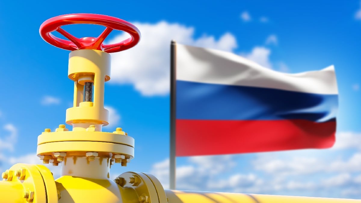 Conductă galbenă cu supapă pentru import. Export de gaze din Rusia. Pe fundal de observă și steagul Rusiei