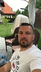 Cătălin Alexa în 2018 în curtea casei cu coloane albe unde au intrat polițiștii și unde azi locuiește fosta soție și cei doi copii minori ai consilierului județean PNL Andrei Kadas