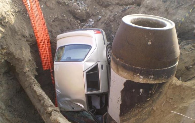 Incredibil: A căzut cu maşina într-o groapă de 5 metri! | VIDEO