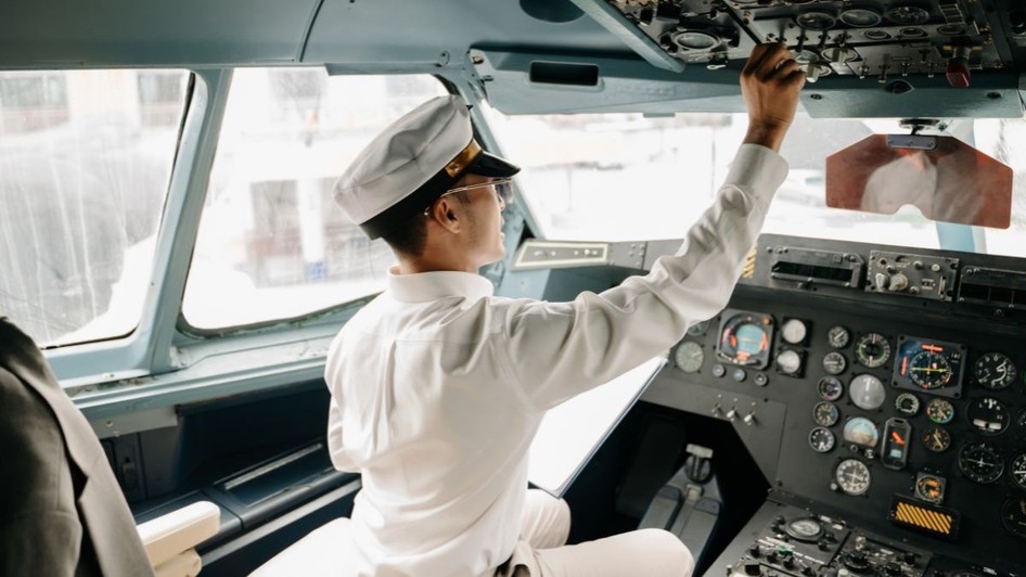 Pilot de avion în cabina aeronavei