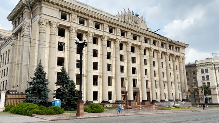 Clădirea administrativă din Harkov, lovită la începutul războiului de o rachetă.