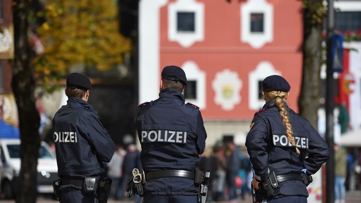 Polițiștii austrieci au reținut doi români chiar la ieșirea de pe autostrada din Unterweitersdorf. Foto: Getty Images