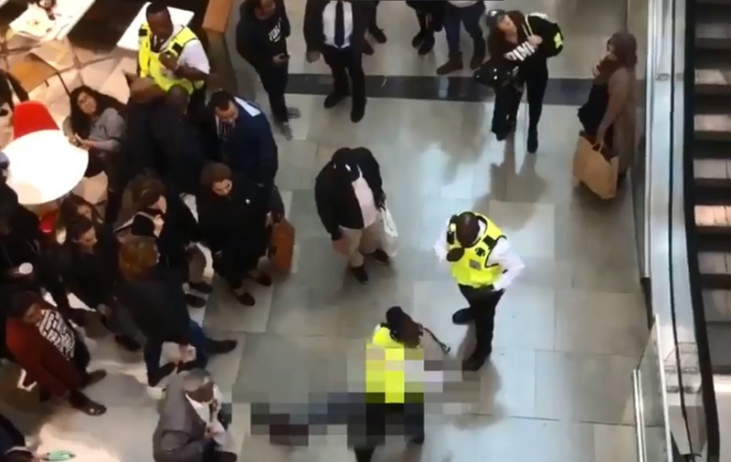 Un bărbat a plonjat de la un etaj superior al unui mall din Londra. A căzut fix în capul unei femei